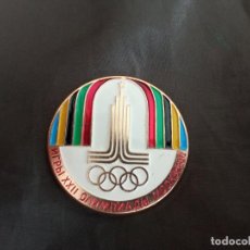 Coleccionismo deportivo: PIN GRANDE CHAPA 4 CM JUEGOS OLIMPICOS DE INVIERNO DE MOSCÚ 1980. Lote 266354308