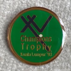 Coleccionismo deportivo: CHAPA INSIGNIA DEL CHAMPIONS TROPHY KUALA LUMPUR 93 - CAMPEONATO DE HOCKEY HIERBA 6 NACIONES 1993. Lote 269250158