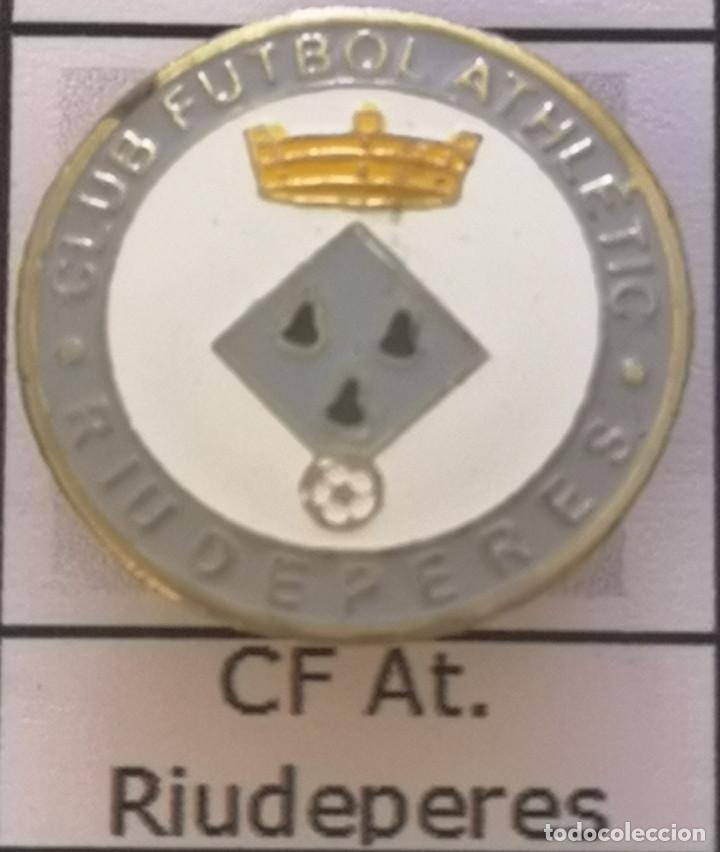 Coleccionismo deportivo: PIN FUTBOL - BARCELONA - CALLDETENES - SANT MARTI DE RIUDEPERES - CF AT. RIUDEPERES