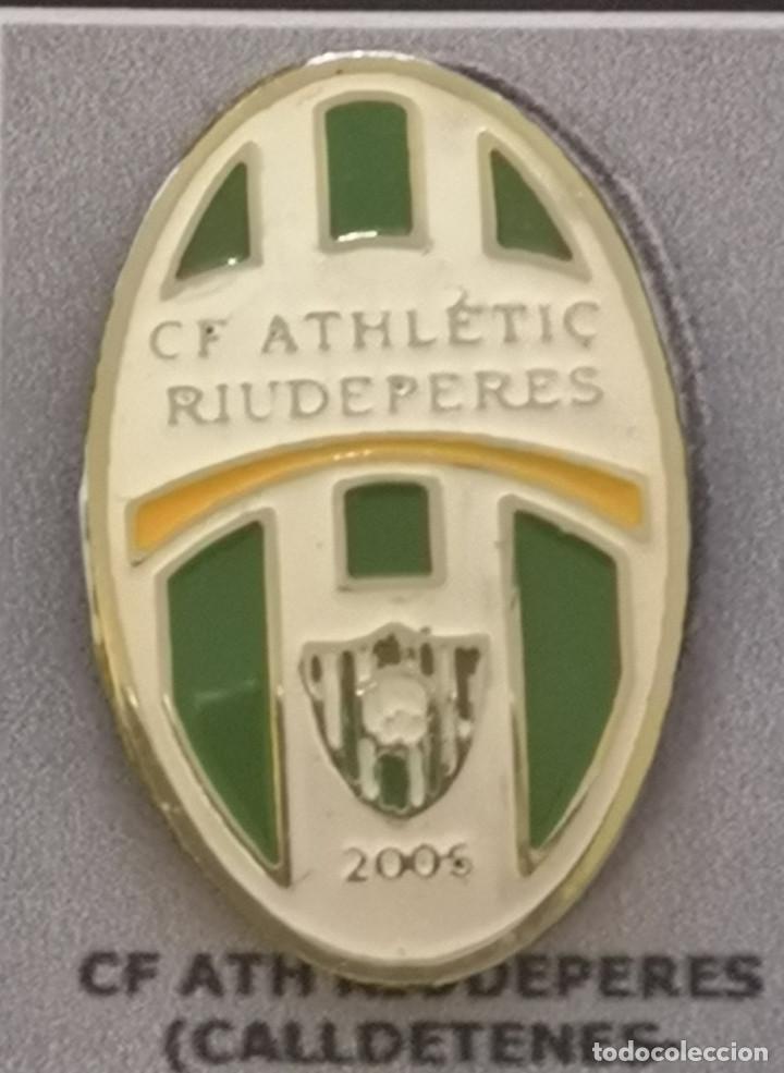 Sammelleidenschaft Sport: PIN FUTBOL - BARCELONA - CALLDETENES - SANT MARTI DE RIUDEPERES - CF AT. RIUDEPERES