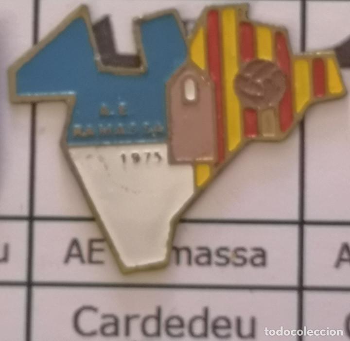 Sports collectibles: PIN FUTBOL - BARCELONA - CARDEDEU - AE RAMASSA