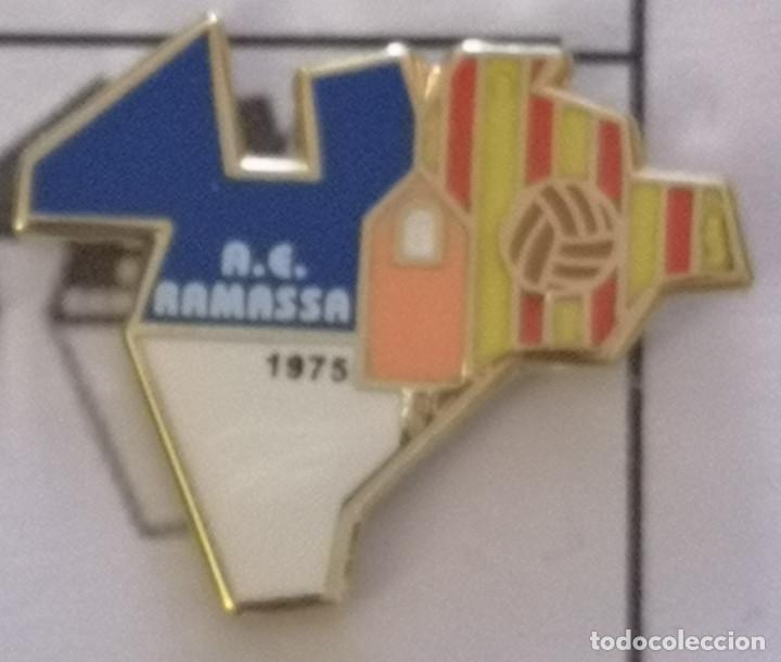 Sports collectibles: PIN FUTBOL - BARCELONA - CARDEDEU - AE RAMASSA