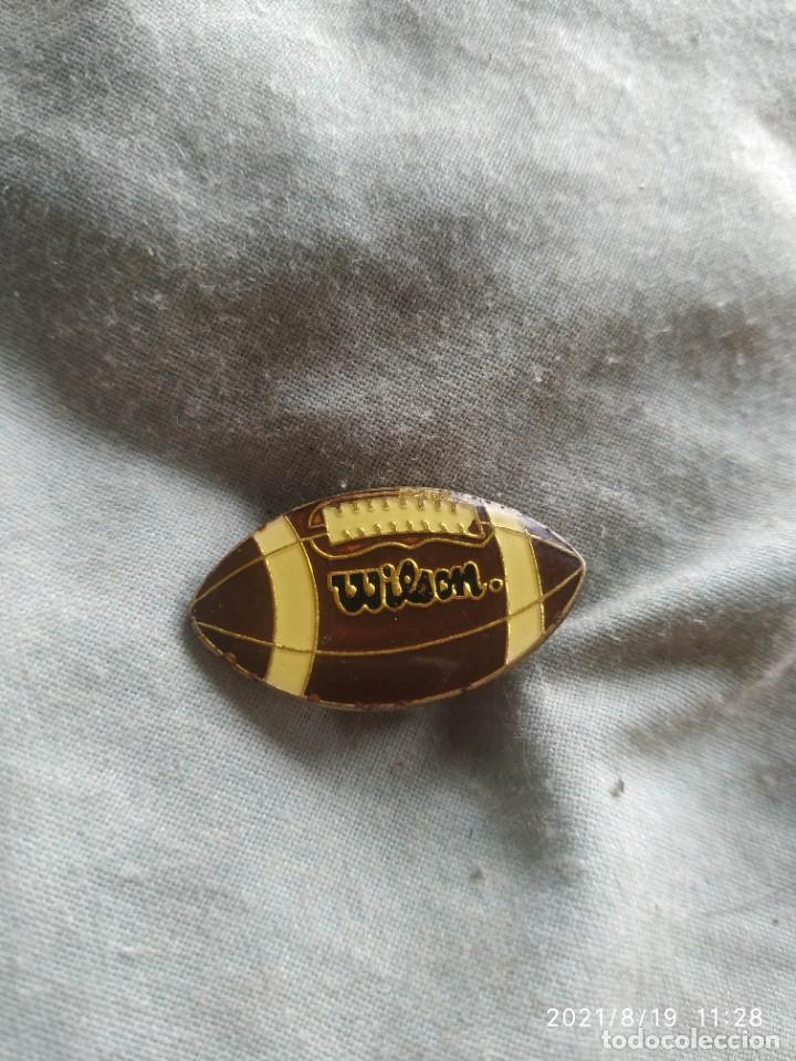 Coleccionismo deportivo: Pin bal&oacute;n de rugby Wilson - Foto 1