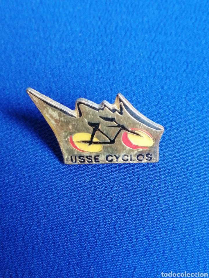 Coleccionismo deportivo: PIN USE LA BICICLETA - Foto 1