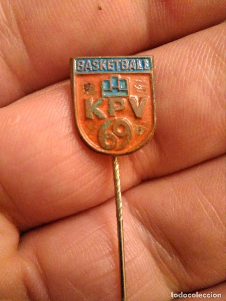 Sammelleidenschaft Sport: INSIGNIA BADGE BALONCESTO KPV 69 BASKETBALL EQUIPO ALEMANIA