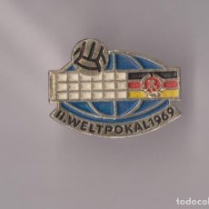 Coleccionismo deportivo: 2ND WORLD CUP VOLLEYBALL 1969 DDR EAST GERMANY VOLLEY CAMPEONATO PIN BADGE. Lote 323223188