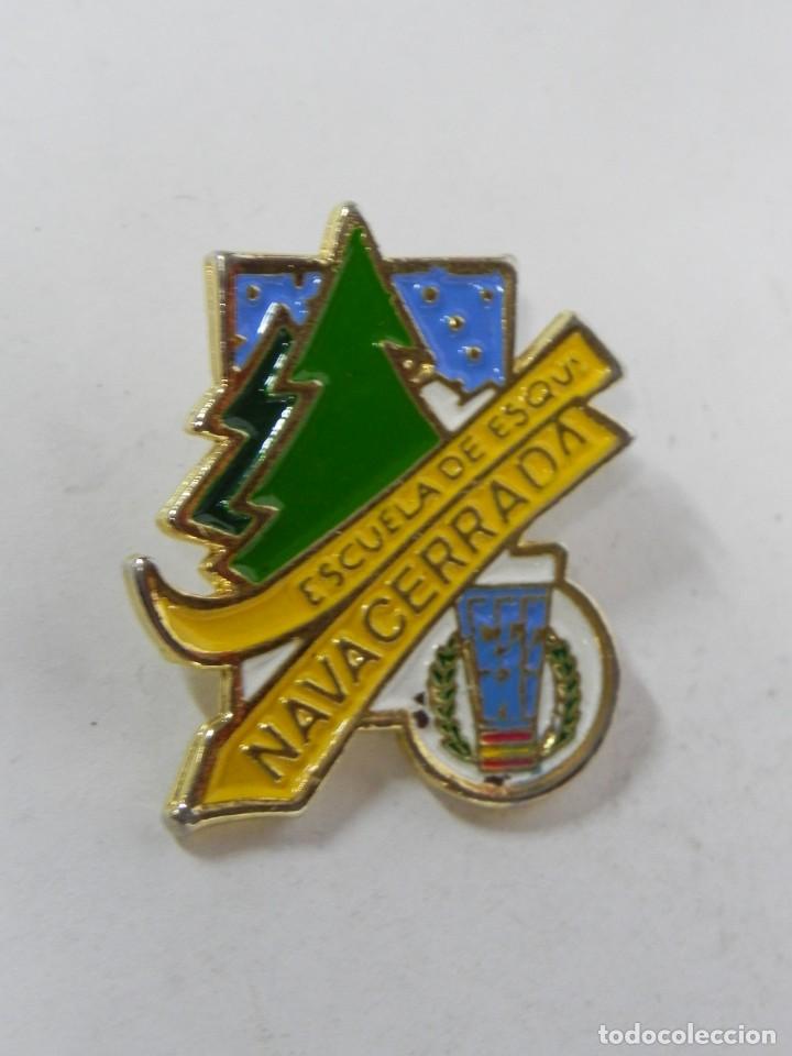 Coleccionismo deportivo: INSIGNIA DE LA ESCUELA DE ESQUI NAVACERRADA, MIDE 3,4 CMS. - Foto 1