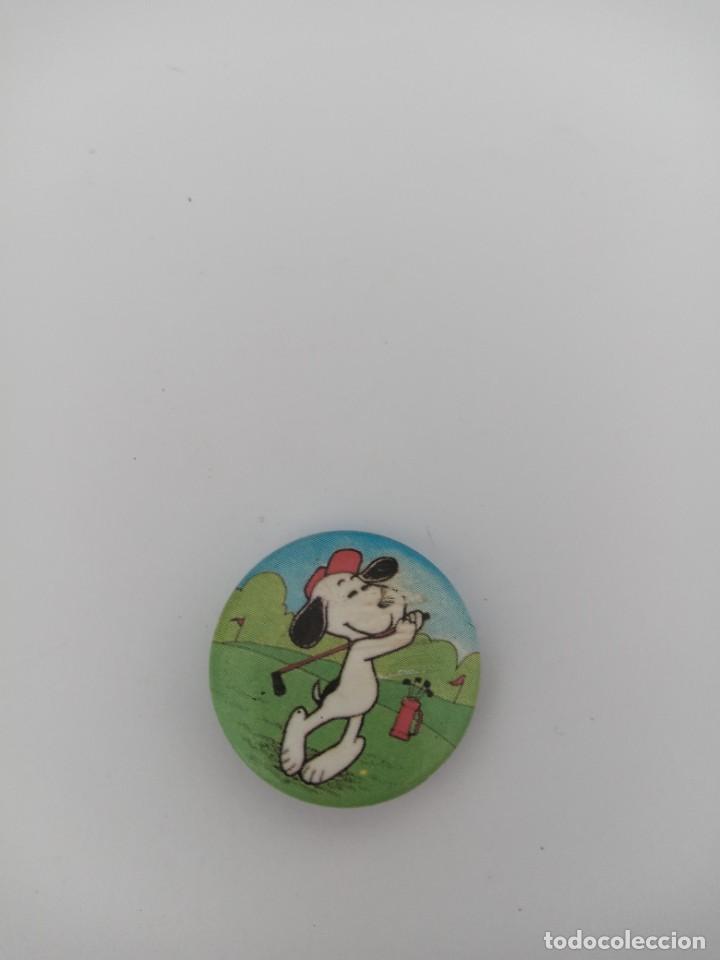 Coleccionismo deportivo: CHAPA SNOOPY JUGANDO AL GOLF - Foto 1