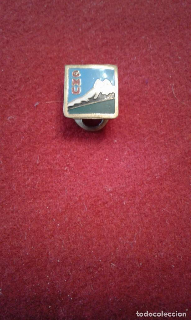 Coleccionismo deportivo: RARA INSIGNIA SOLAPA ANTIGUA CLUB MONTA&Ntilde;A URDABURU MONTA&Ntilde;ISMO ESQUI ALPINISMO