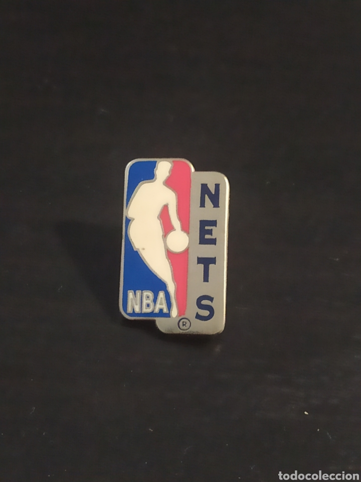 Coleccionismo deportivo: Pin Nets logo NBA a&ntilde;os 90 - Foto 1