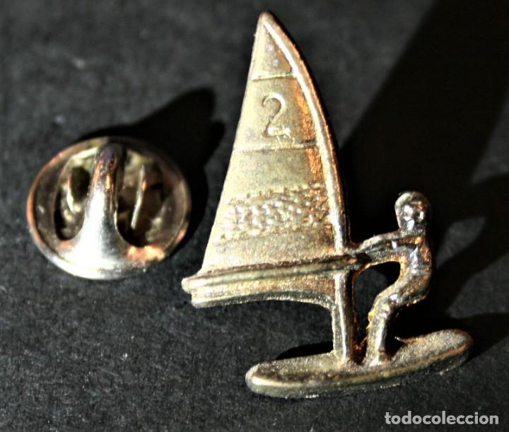 Coleccionismo deportivo: PIN - WIND SURF COLOR BRONCE - Foto 1