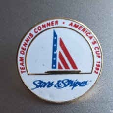 Coleccionismo deportivo: STARS & STRIPES PIN - AMERICA'S CUP 1992 - TEAM DENNIS CONNER - 2,5 CM - RARISIMO