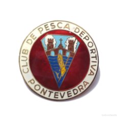 Coleccionismo deportivo: CLUB DE PESCA DEPORTIVA PONTEVEDRA. 4,9 CM DE DIÁMETRO.