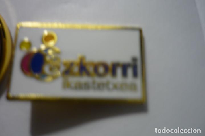 Coleccionismo deportivo: pin azkorri ikastetxea - Foto 1