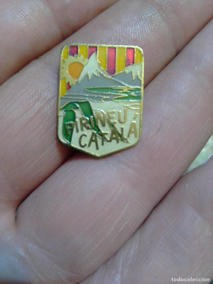 Coleccionismo deportivo: INSIGNIA ANTIGUA ESQUI PIRINEU CATAL&Aacute; ,PUERTO MONTA&Ntilde;A, MONTA&Ntilde;ISMO, ALPINISMO , ESTACI&Oacute;N