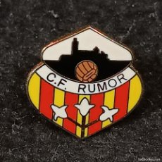Coleccionismo deportivo: PIN ANTIGUO RARÍSIMO - C. F. RUMOR - CLUB FUTBOL RUMOR LLEIDA LÉRIDA - PIN DE COLECCION