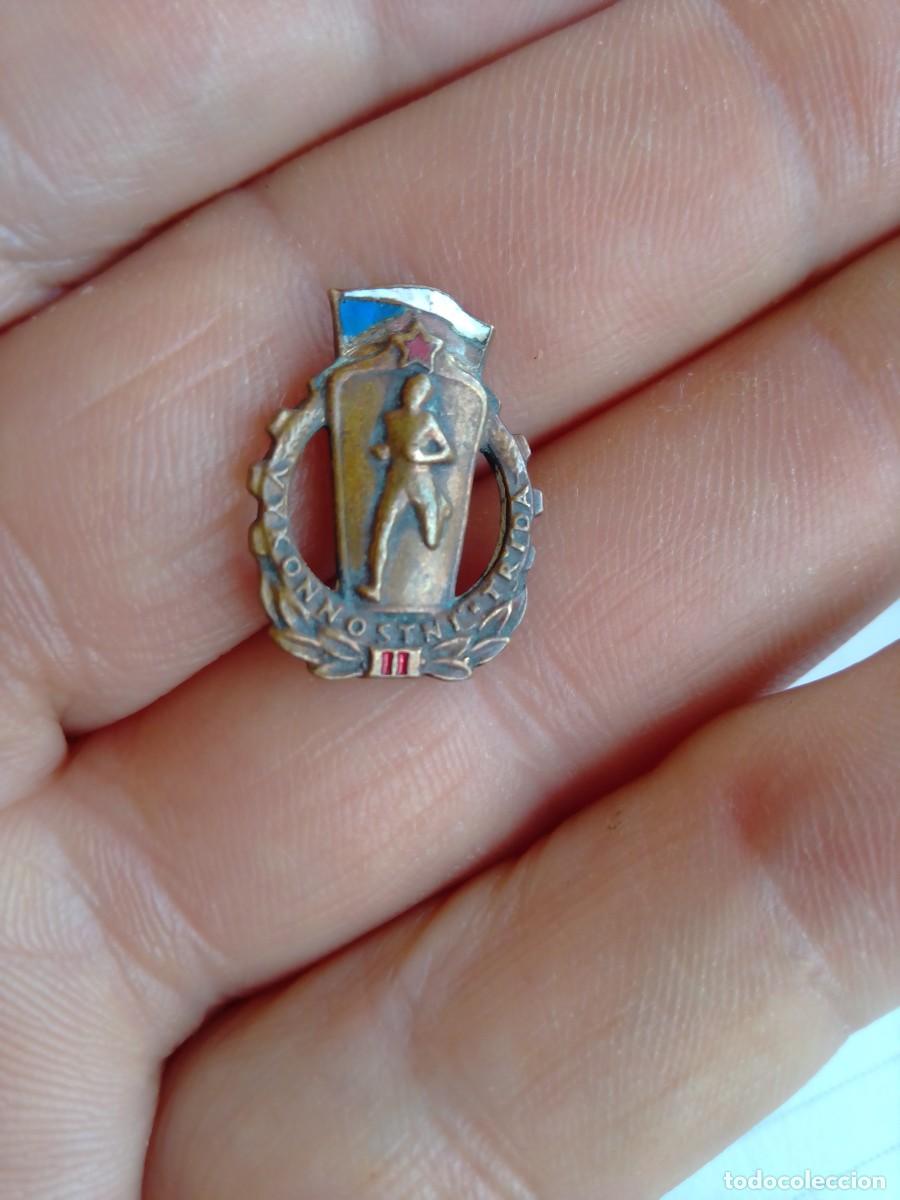 Sammelleidenschaft Sport: INSIGNIA ESMALTADA BADGE SEGUNDA CLASE RENDIMIENTO DEPORTIVO, ALFILER YUGUSLAVIA , DEPORTE ATLETA
