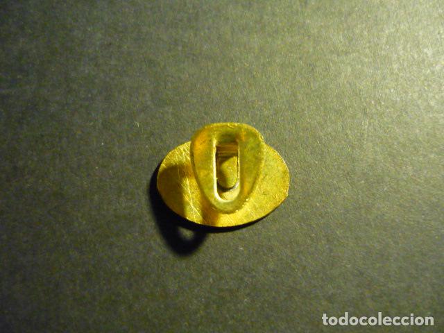 Coleccionismo deportivo: INSIGNIA AJEDREZ FIDE DE SOLAPA - Foto 2