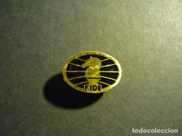 Coleccionismo deportivo: INSIGNIA AJEDREZ FIDE DE SOLAPA - Foto 1