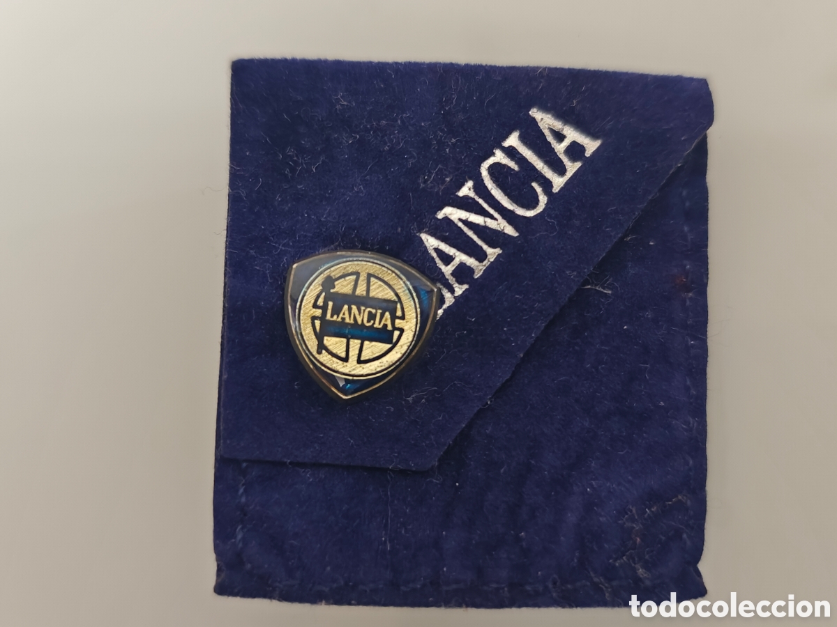 Coleccionismo deportivo: PIN OFICIAL LANCIA CON SU FUNDA