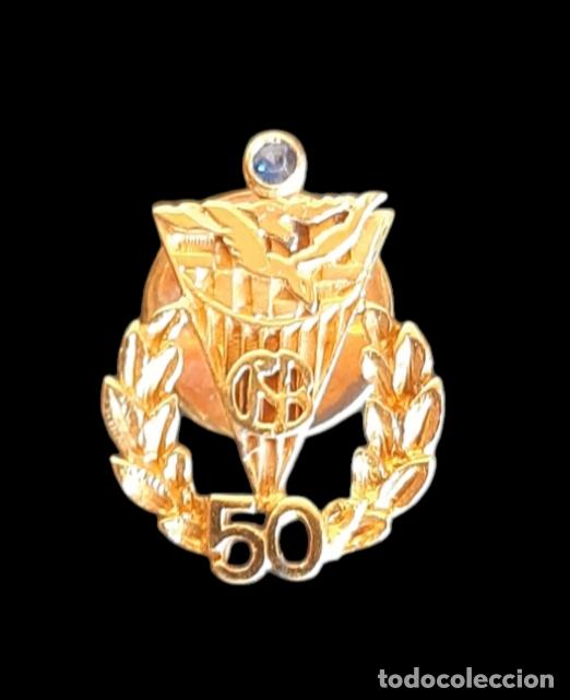 Sammelleidenschaft Sport: (F-241212)INSIGNIA DE SOLAPA DE PLATA DORADA CLUB NATACIO BARCELONA 50 ANYS DE SOCI
