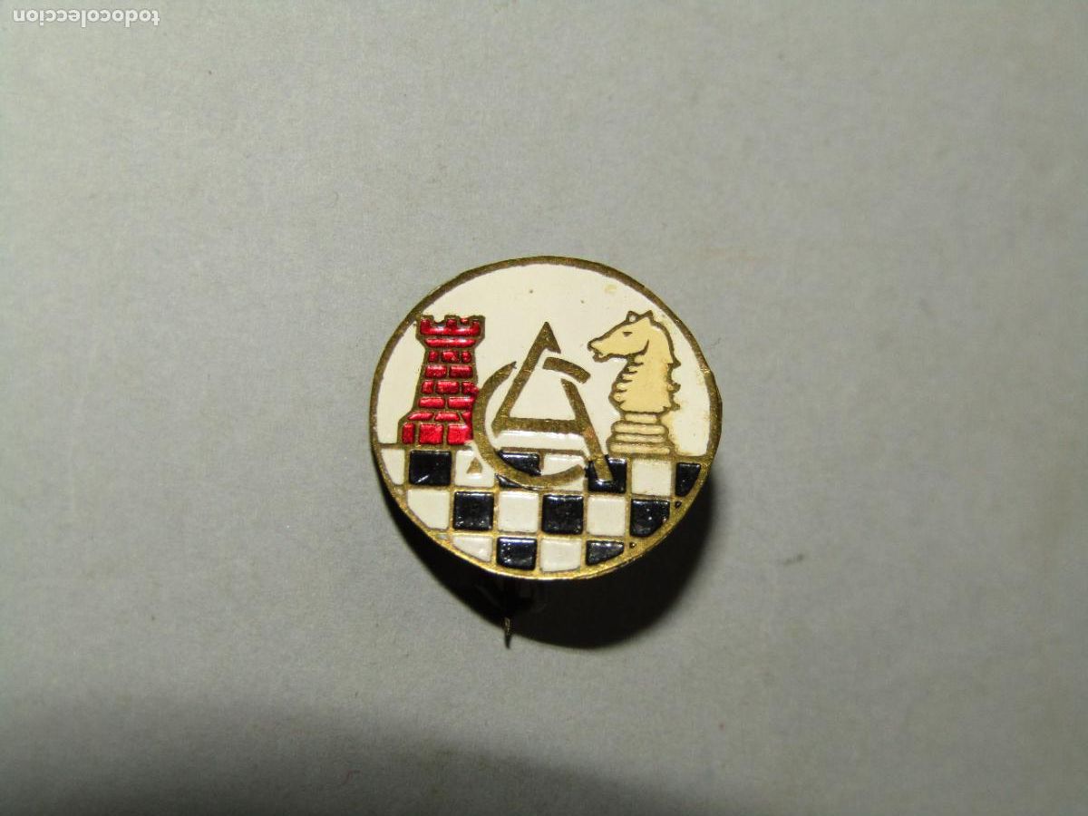 Collectionnisme sportif: Antigua Insignia de Imperdible en Lat&oacute;n y Esmaltes de CLUB AJEDREZ