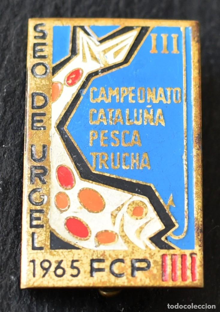 Coleccionismo deportivo: PIN DE AGUJA DE ALFILER F.C.P III CAMPEONATO CATALU&Ntilde;A PESCA DE TRUCHA 1965 - SEU D&acute;URGELL (LLEIDA)