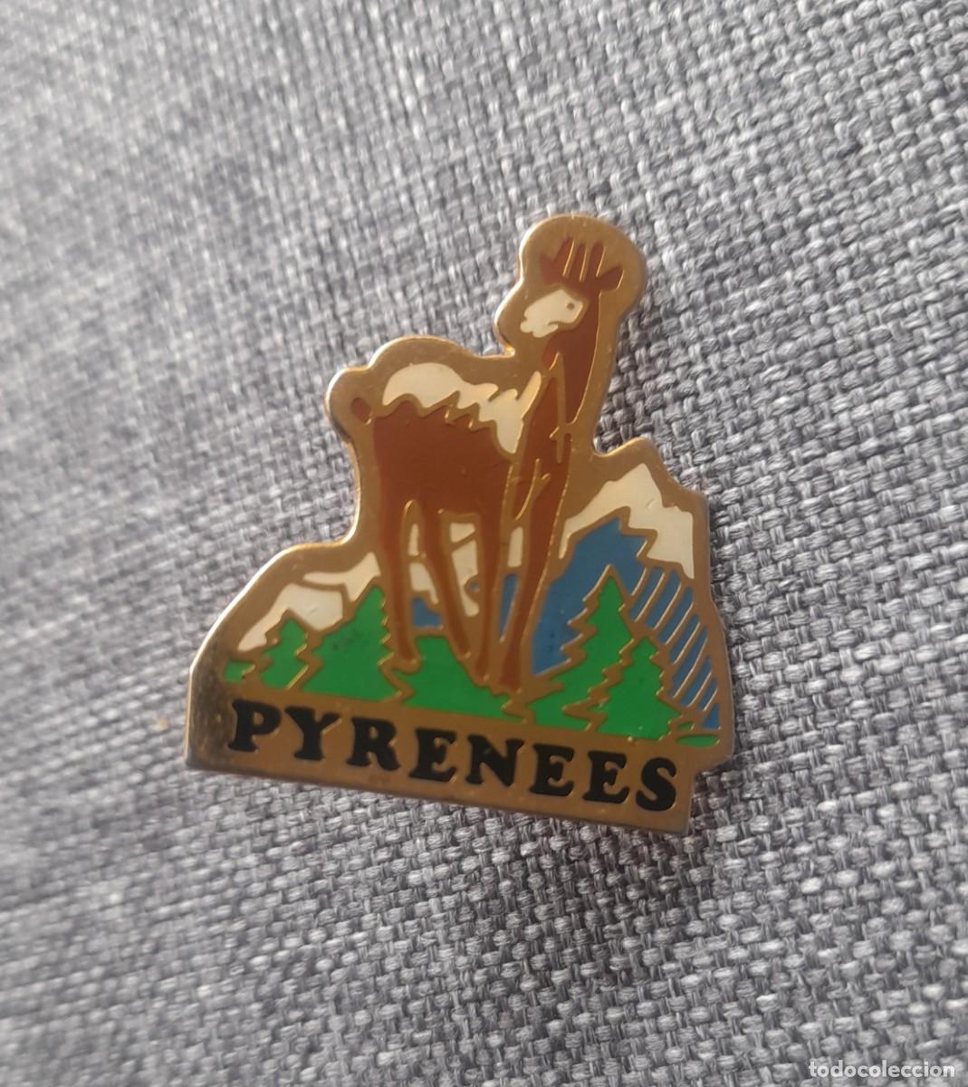 Coleccionismo deportivo: PIN MONTA&Ntilde;A - PYRENEES - Foto 2