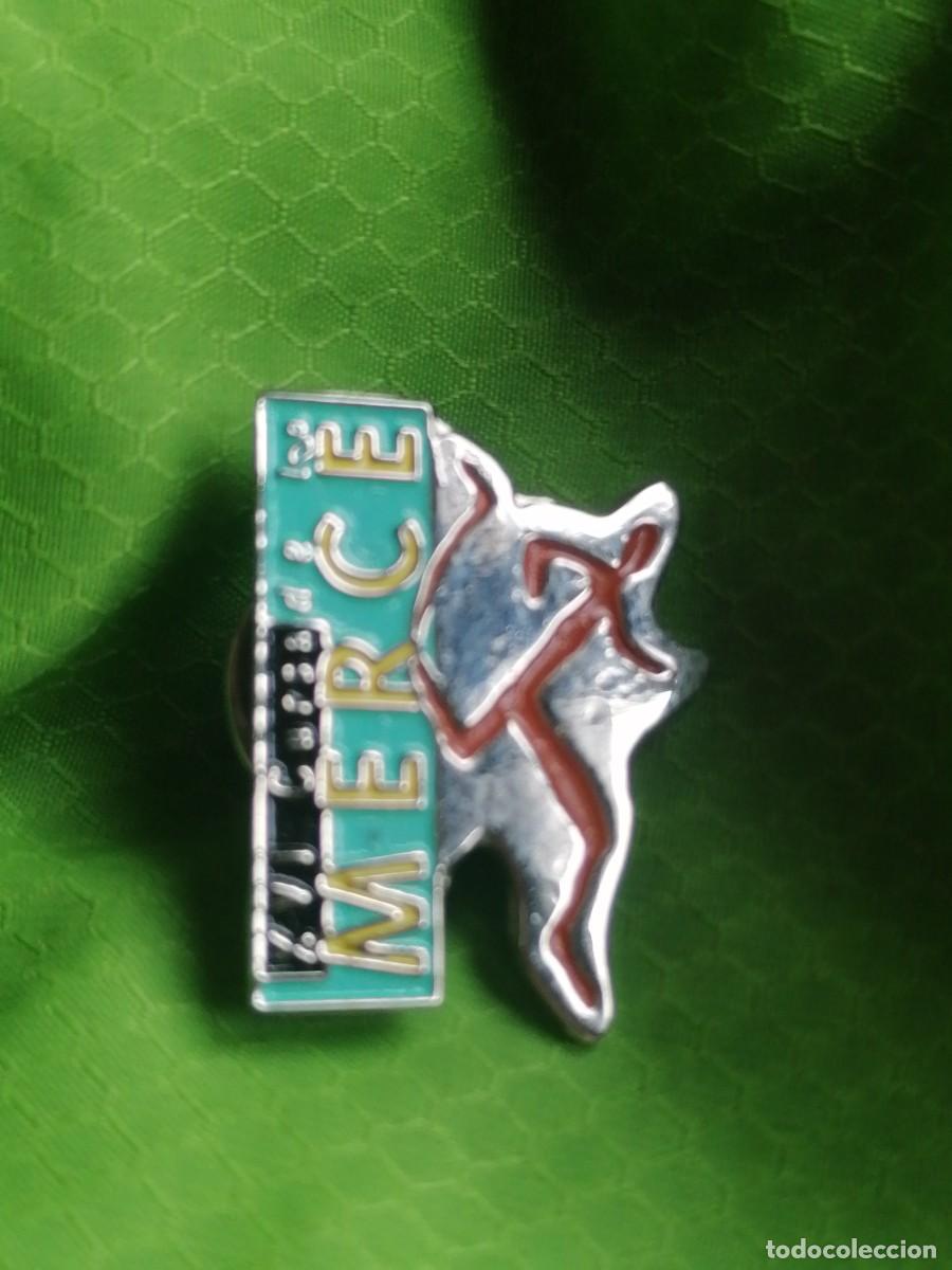 Coleccionismo deportivo: Pin de la Cursa de la Merc&eacute; running diecis&eacute;is edici&oacute;n - Foto 1