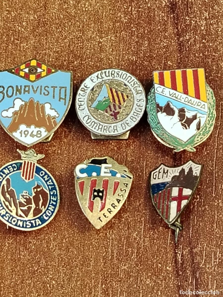 Coleccionismo deportivo: Lote 2 insignias de excursionismo - Foto 1