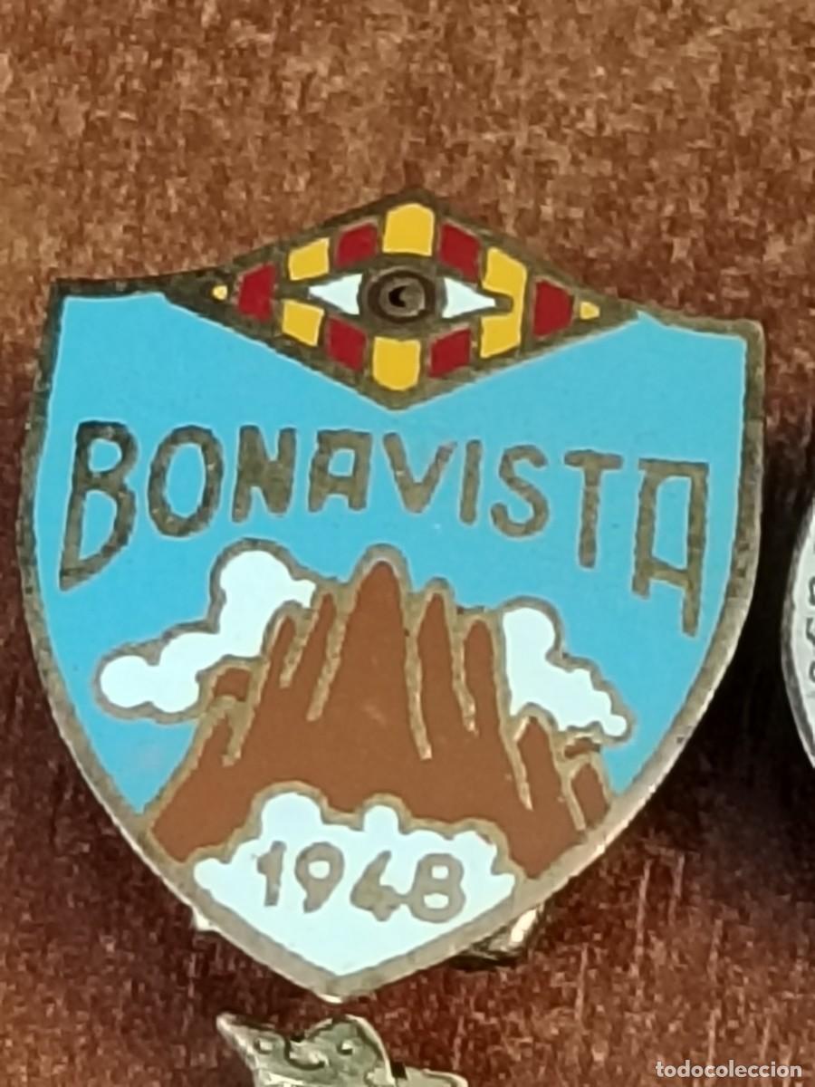 Coleccionismo deportivo: Lote 2 insignias de excursionismo - Foto 2