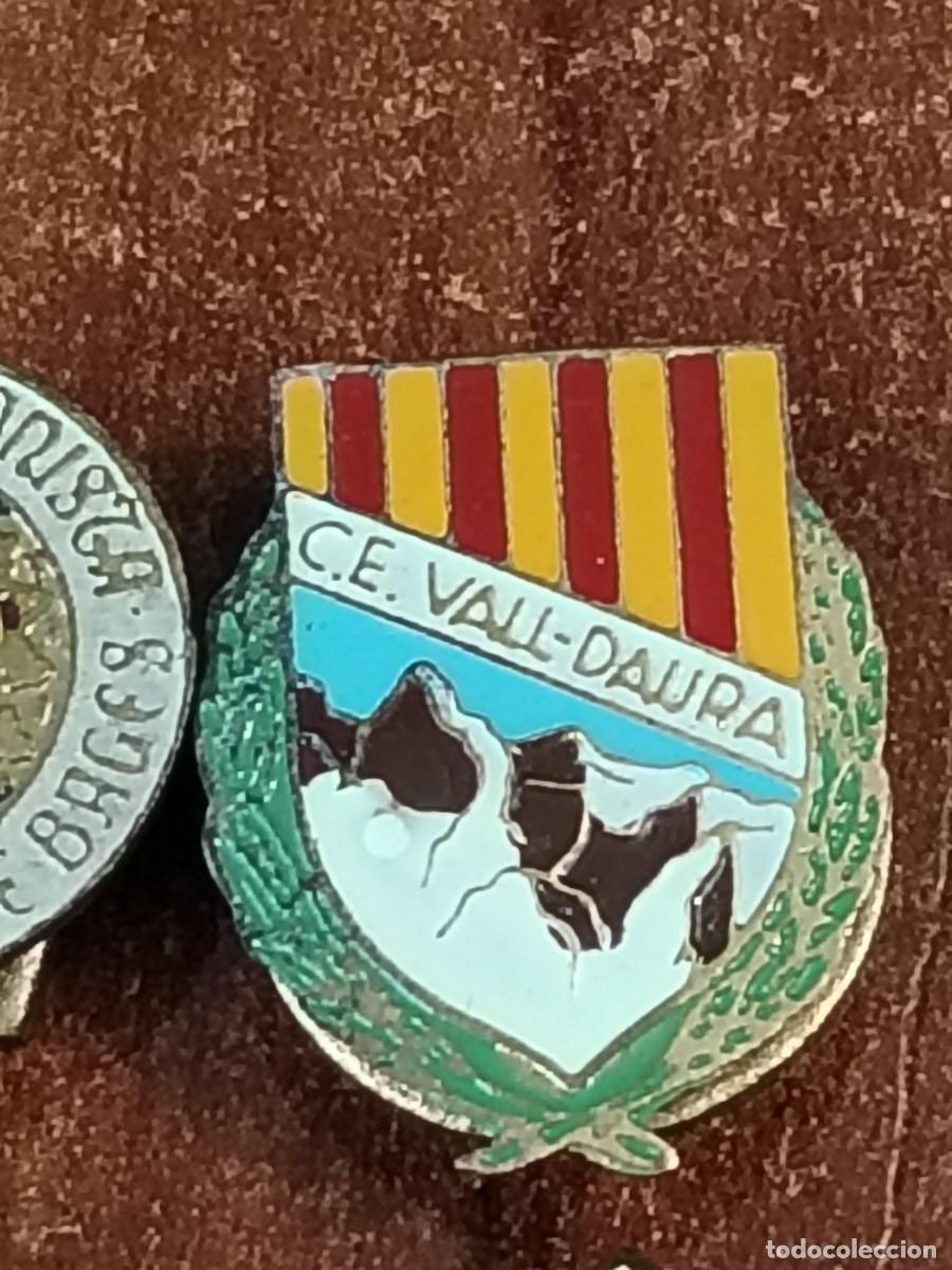 Coleccionismo deportivo: Lote 2 insignias de excursionismo - Foto 4