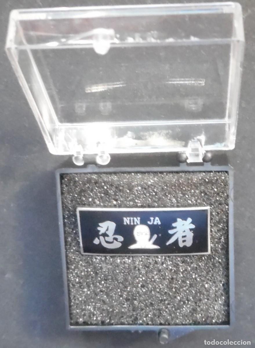 Sammelleidenschaft Sport: Ninja. Magn&iacute;fico pin rectangular esmaltado. Una rareza. Artes marciales. 3 x1,5 cm. Caja exposici&oacute;n