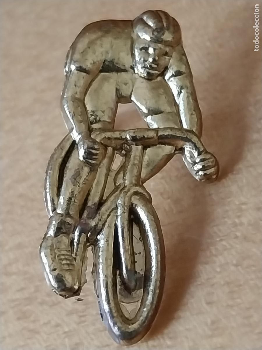 Coleccionismo deportivo: CICLISTA PIN PINCHO METAL DORADO 2.66CMS ALTO