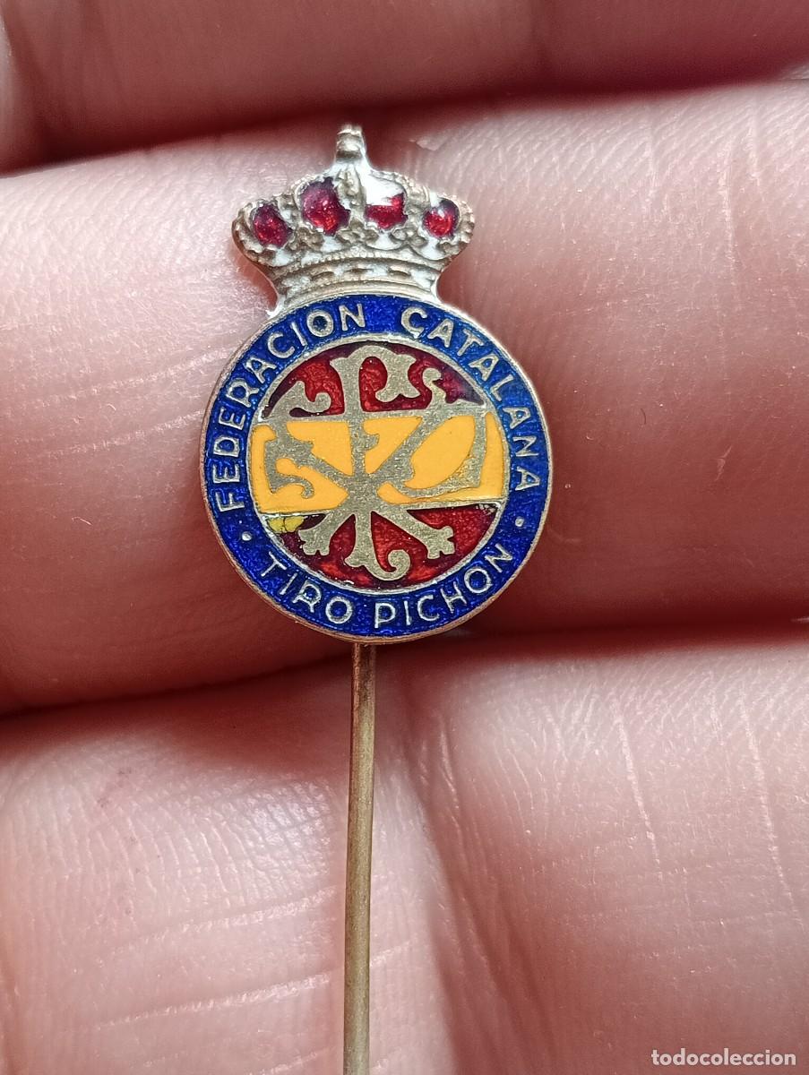 Coleccionismo deportivo: INSIGNIA ESMALTADA REAL FEDERACI&Oacute;N CATALANA DE TIRO PICH&Oacute;N PINS ALFILER ANTIGUO CATALUNYA