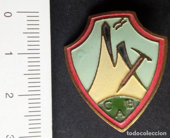 Coleccionismo deportivo: INSIGNIA DE ALFILER - ANTIGUA INSIGNIA DE ALPINISMO C.A.B.