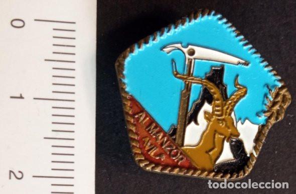 Sports collectibles: INSIGNIA DE OJAL - CLUB DEPORTIVO ABULENSE DE MONTA&Ntilde;A PICO ALMANZOR