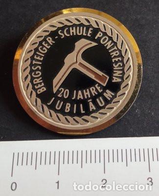 Coleccionismo deportivo: INSIGNIA DE ALFILER - 20 ANIVERSARIO DE LA ESCUELA DE MONTA&Ntilde;ISMO DE PONTRESINA (SUIZA)