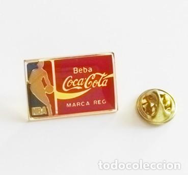Coleccionismo deportivo: PIN DE COCA COLA Y LOGOTIPO NBA - PUBLICIDAD LOGO DE BEBIDA DEPORTE BALONCESTO DE EEUU B&Aacute;SQUET COKE
