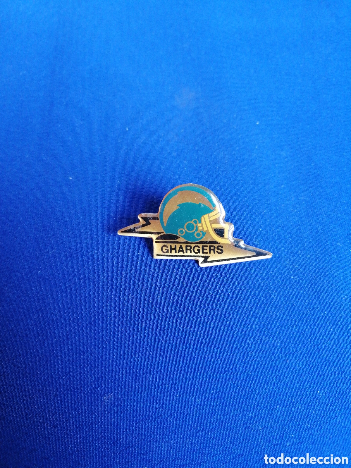 Sports collectibles: GHARGERS F&Uacute;TBOL AMERICANO PIN