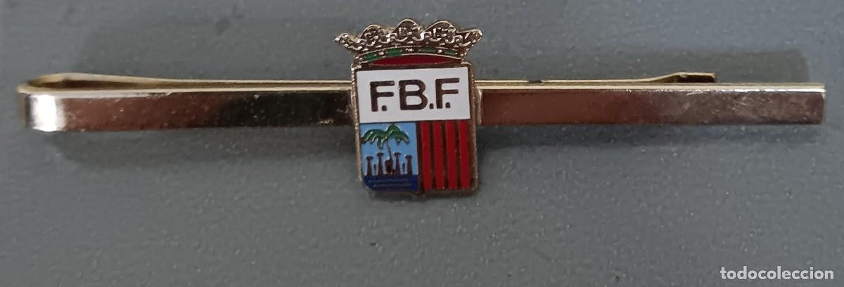 Coleccionismo deportivo: ALFILER CORBATA FEDERACI&Oacute;N BALEAR DE F&Uacute;TBOL 7 CM. LARGO