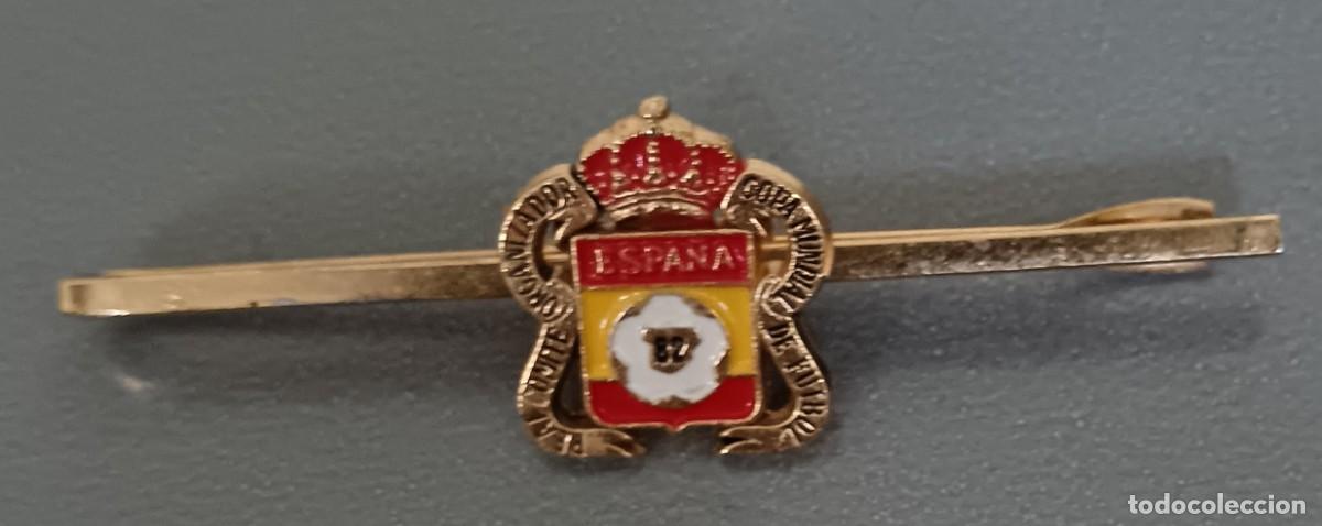 Coleccionismo deportivo: ALFILER CORBATA REAL COMIT&Eacute; ORGANIZADOR COPA MUNDIAL F&Uacute;TBOL ESPA&Ntilde;A'82 6 CM. LARGO