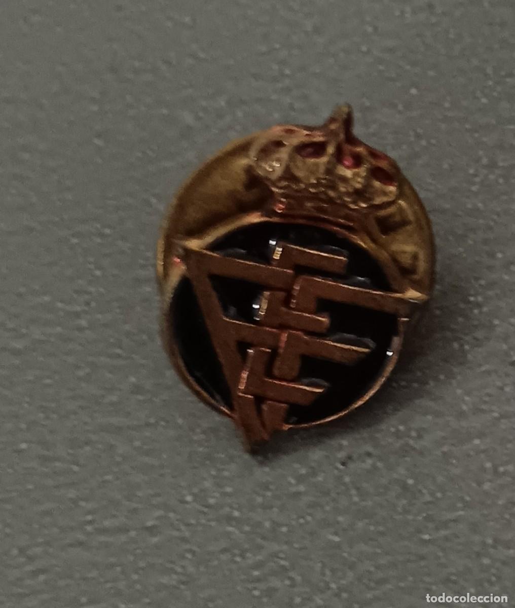 Coleccionismo deportivo: PIN OJAL REAL FEDERACI&Oacute;N ESPA&Ntilde;OLA DE F&Uacute;TBOL 1 CM. DI&Aacute;METRO