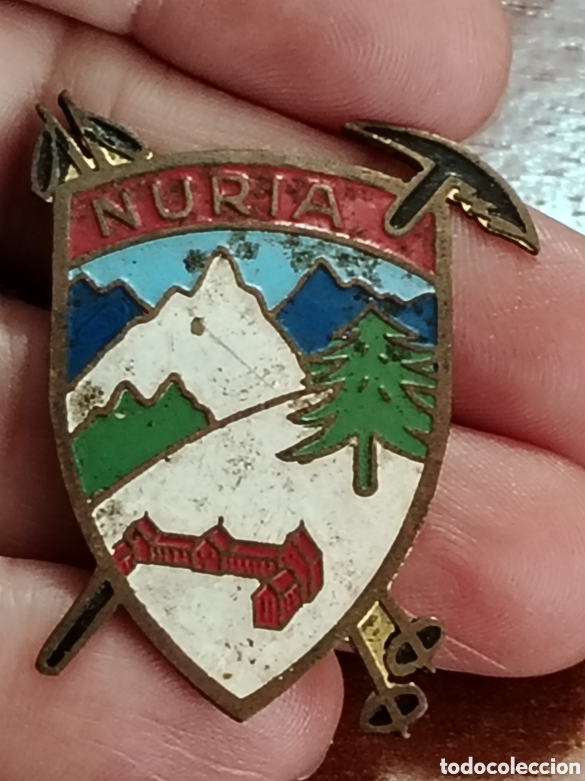 Coleccionismo deportivo: Chapa antigua monta&ntilde;ismo Nuria