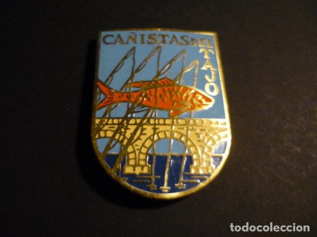 Coleccionismo deportivo: CA&Ntilde;ISTAS DEL TAJO PESCADORES INSIGNIA METALICA ESMALTADA 5,5 X 4 CM