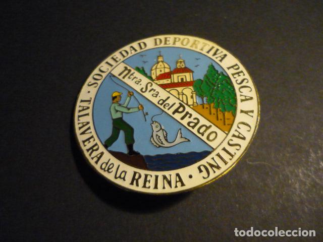 Coleccionismo deportivo: SOCIEDAD DEPORTIVA PESCA Y CASTING TALAVERA DE LA REINA TOLEDO INSIGNIA METALICA ESMALTADA 5 CM