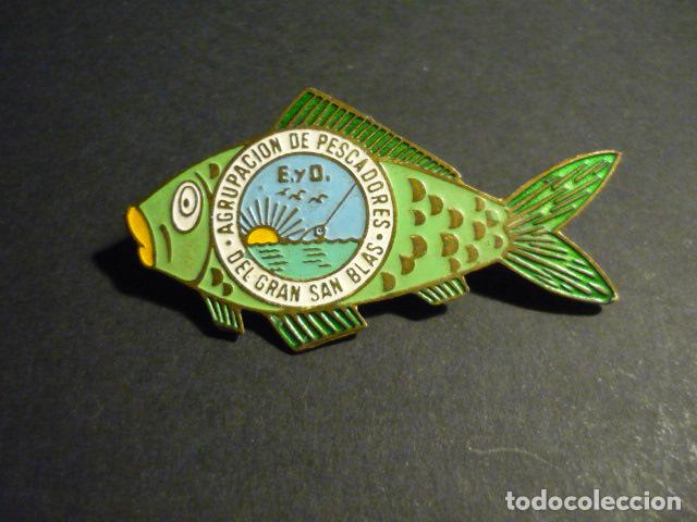 Coleccionismo deportivo: AGRUPACION DE PESCADORES DEL GRAN SAN BLAS EDUCACION Y DESCANSO INSIGNIA METALICA ESMALTADA 5,5X3 CM