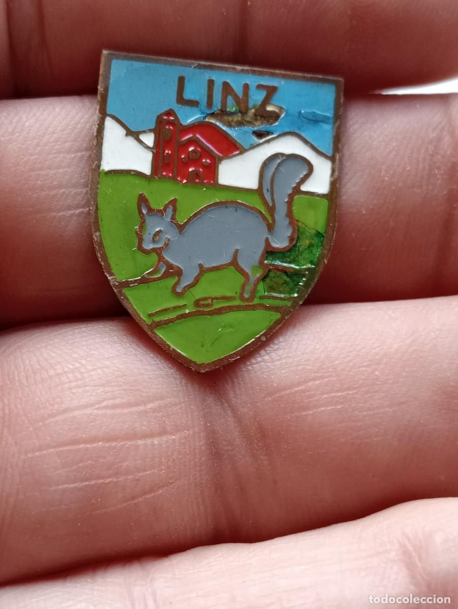Coleccionismo deportivo: INSIGNIA 3 x 2,5 cmtos MONTA&Ntilde;A ESQUI ALPINISMO MONTA&Ntilde;ISMO LINZ PINS ALFILER SKY