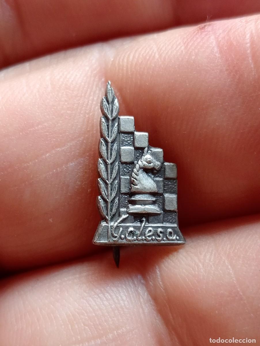 Coleccionismo deportivo: INSIGNIA AJEDREZ G.A.L.E.S.A ESCACS GRUPO AJEDRECISTA IDENTIFICAR PINS ALFILER SOLAPA