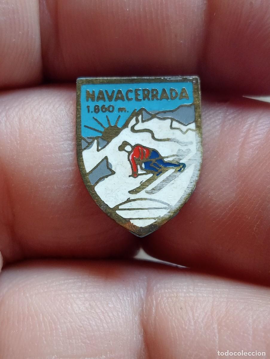 Coleccionismo deportivo: INSIGNIA MONTA&Ntilde;A ESQUI ALPINISMO MONTA&Ntilde;ISMO NAVACERRADA SKY